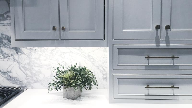 Should kitchen cabinets go to the ceiling?