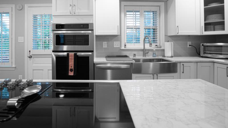 10 Wonderful Examples of Two-Toned Kitchen Cabinets