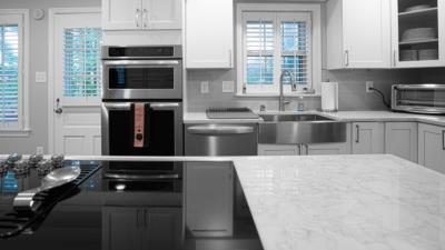 10 Wonderful Examples of Two-Toned Kitchen Cabinets